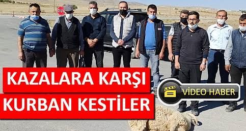 Efe Köyü Muhtarlığından kazaların yoğun olduğu yolda kurban kesimi  