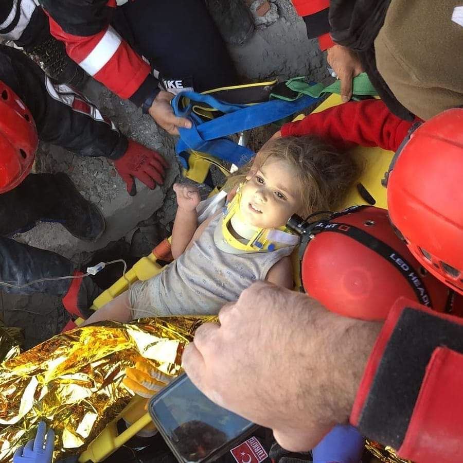 Minik Ayla Bebek 91 Saat Sonra Enkazın Altından Çıkarıldı