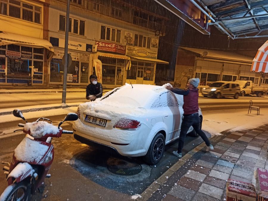 Akşam Saatlerinde Başlayan kar yağışı vatandaşları sevindirdi 
