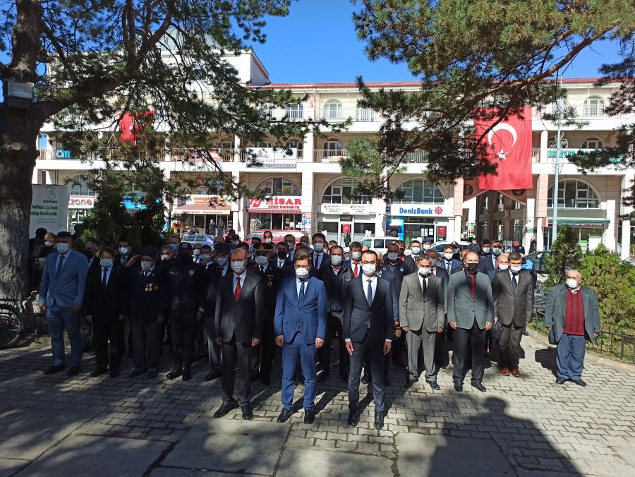 Şuhutta 29 Ekim Cumhuriyet Bayramı Atatürk büstüne çelenk sunma töreni ile başladı