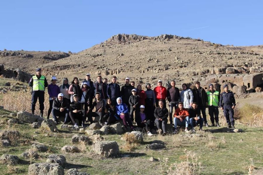 Kaymakam Düzgün ve öğrencilerden doğa yürüyüşü  