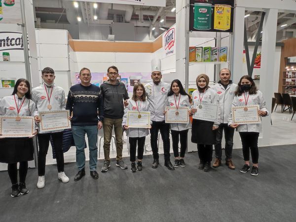  Şuhutlu öğrenciler yemek yarışmasından 6 madalya ile döndü  