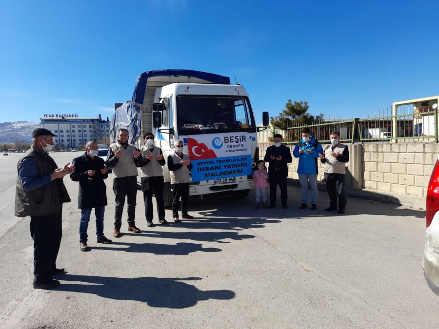 AFYON’DAN SURİYE SINIRINA YARDIM TIRI GÖNDERİLDİ