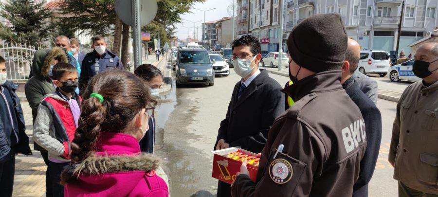 Şuhut’ta yaya geçitlerinde ’kırmızı çizgimizi çekiyoruz’ etkinliği