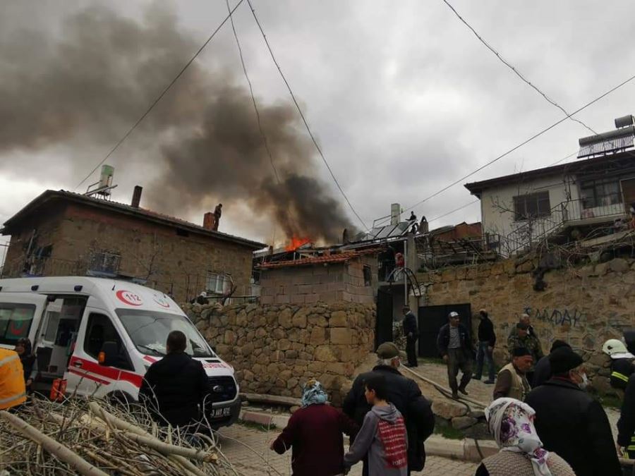 Çatıdaki yangın köylülere korku dolu anlar yaşattı  