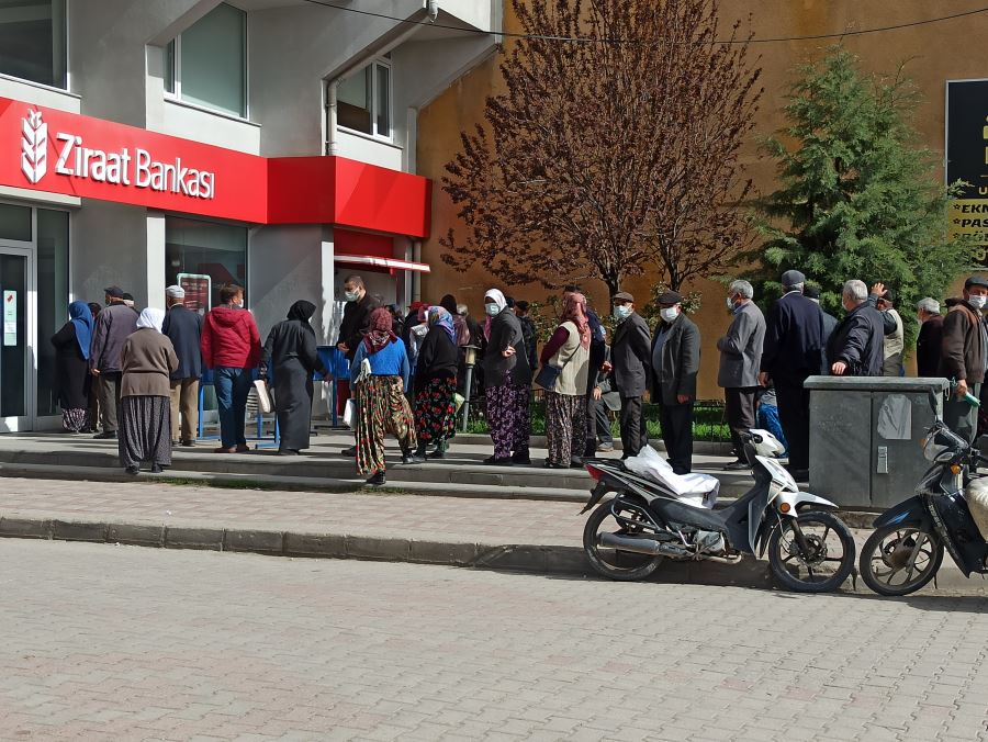 Kısıtlama öncesinde bankalarda önünde uzun kuyruklar oluştu