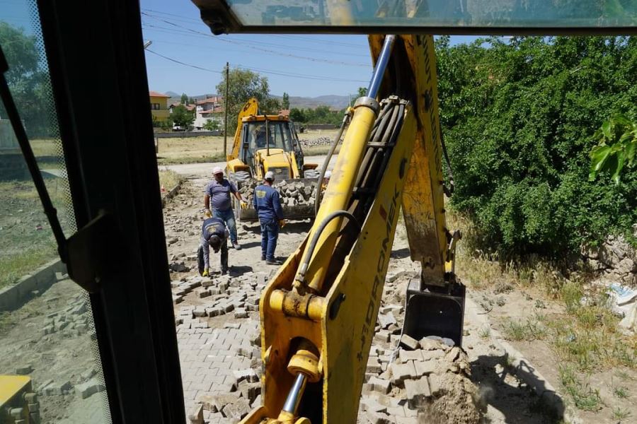 Şuhutta Parke Taşı Yenileme Çalışmaları Devam Ediyor