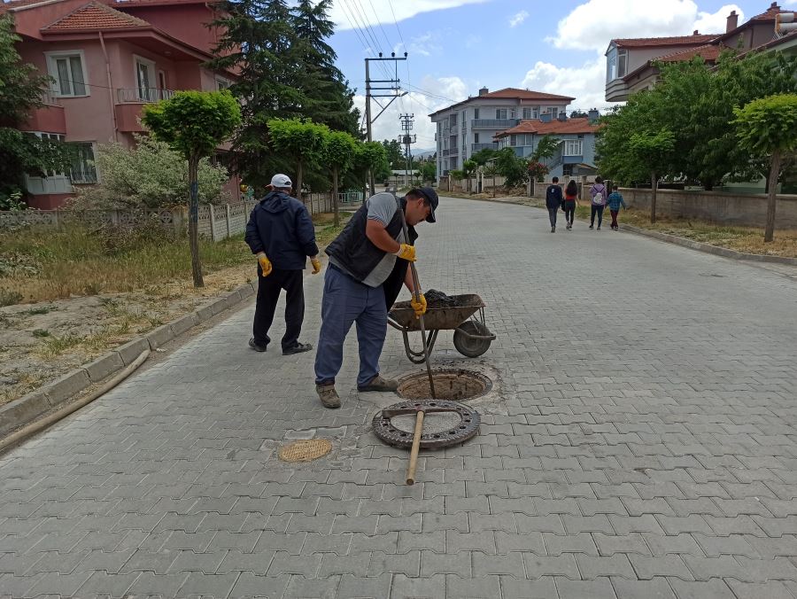 Şuhut Belediyesinden Logar Temizleme Çalışmaları 