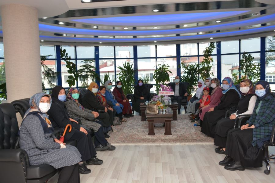 Şuhutlu AK Kadınlardan Başkan Bozkurta Ziyaret 