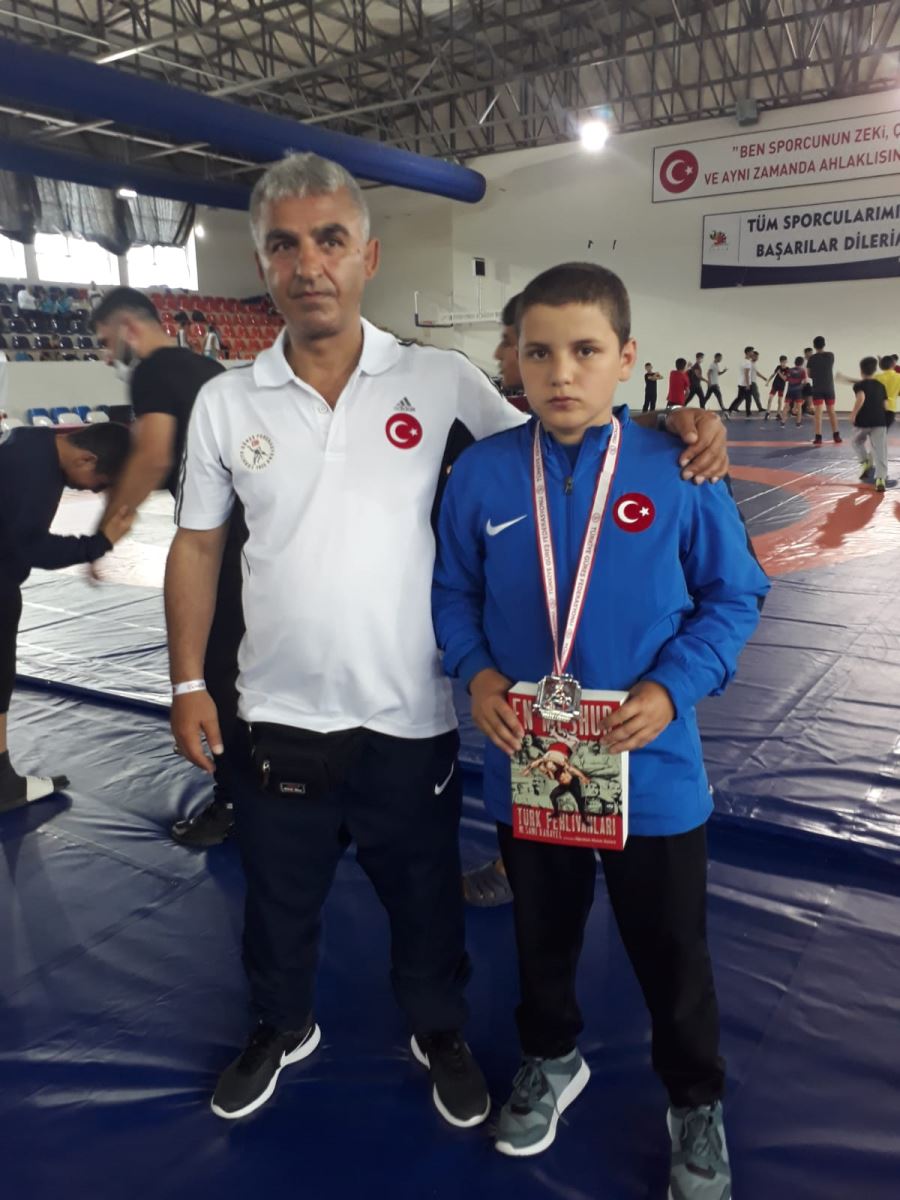 Türkiye Güreş Şampiyonasında Türkiye 2.cisi olarak Şuhutluları sevince boğdu  