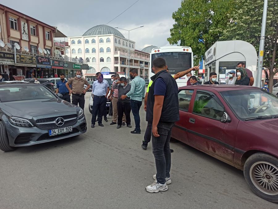 Lüks Mercedes araçla Vectra çarpıştı: Kazadan kıl payı kurtuldular