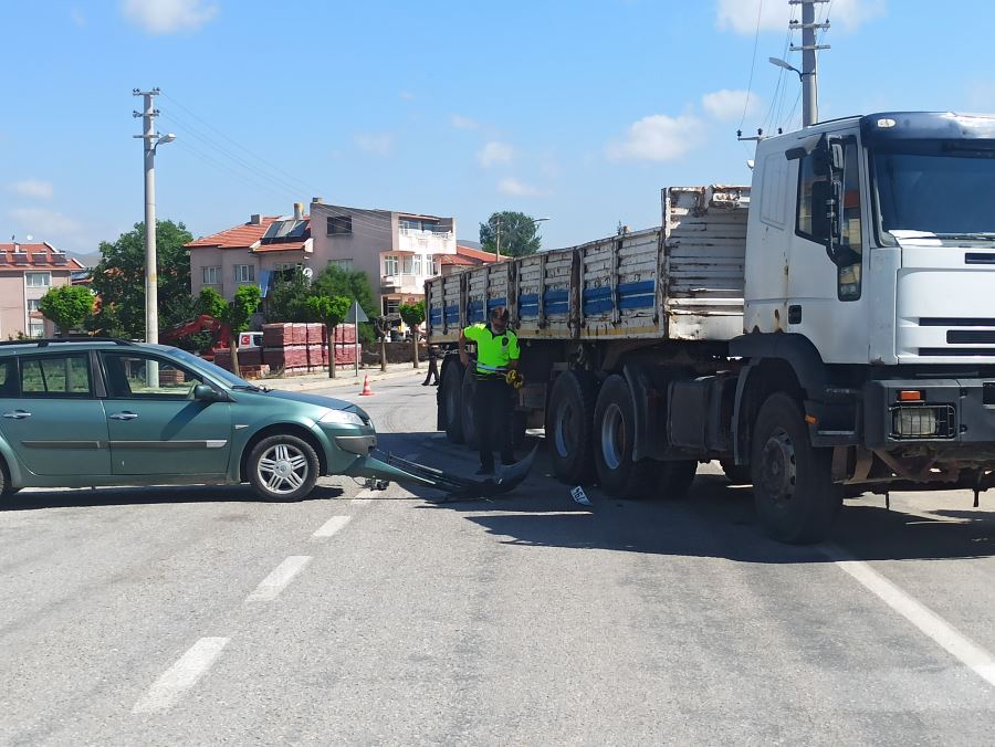 Otomobil tır ile çarpıştı, şans eseri yaralanan olmadı