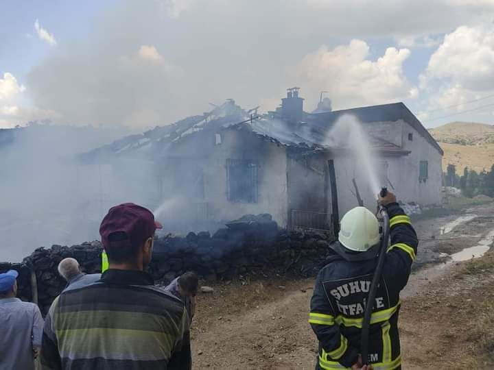 Akyuva da çıkan yangında bir ev ve çok sayıda saman balyası yanarak zarar gördü