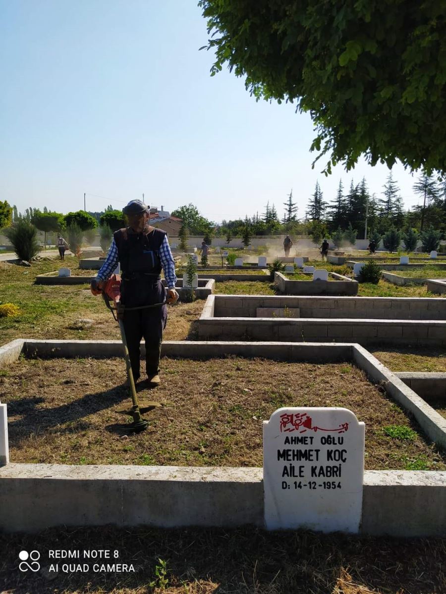 Şuhut Belediyesinden Mezarlıklarda Kurban Bayramı Hazırlığı