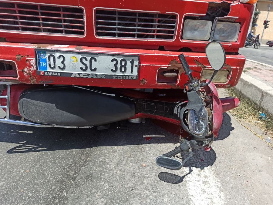 Şuhutta Kamyonet ile motosiklet çarpıştı, 1kişi yaralandı 
