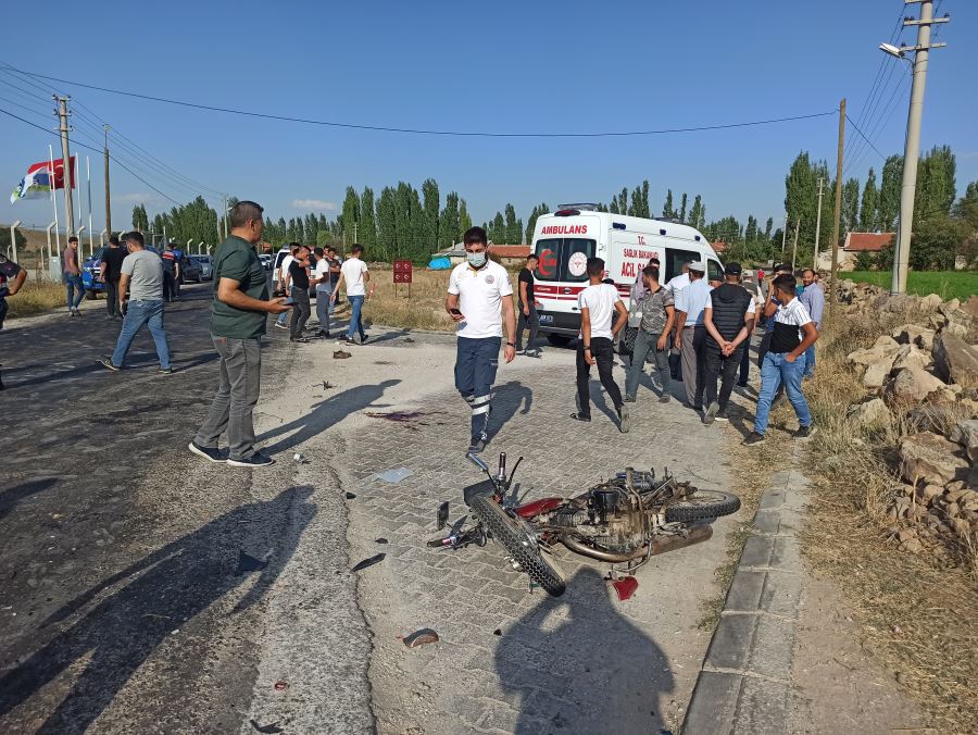 Motosiklet ile otomobil çarpıştı, 1 kişi öldü 1 kişi yaralandı  