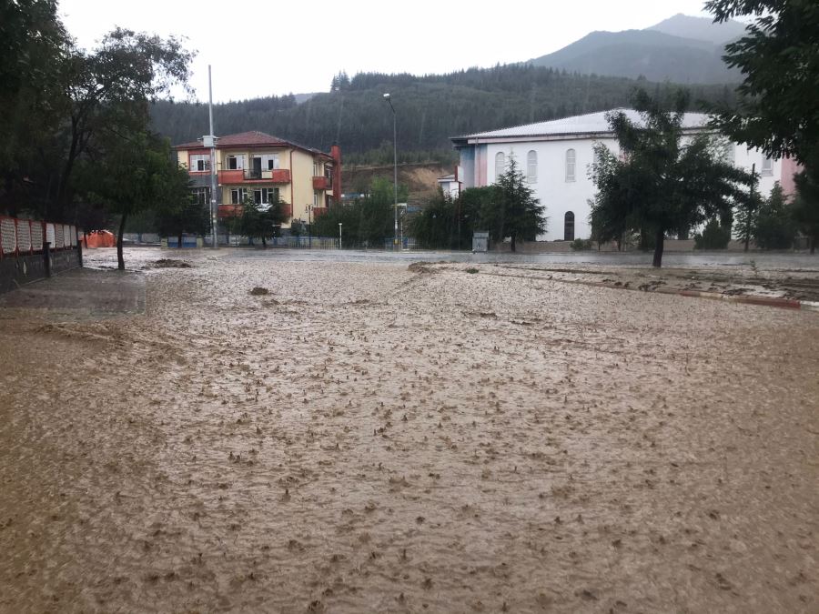 Çayda şiddetli yağmur ve dolu hayatı olumsuz etkiledi