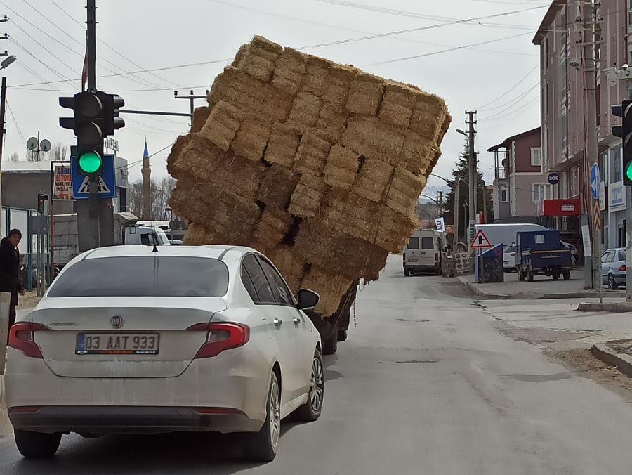 SAMAN YÜKLÜ KAMYONET SÜRÜCÜLERİN HAYATINI HİÇE SAYDI