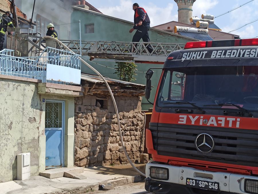 Şuhutta Yangında evinde olduğu düşünülen yaşlı adam endişeli anlar yaşattı