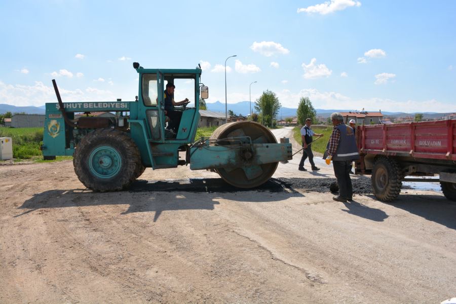 Şuhut’ta Yol Çalışmaları Aralıksız Devam Ediyor