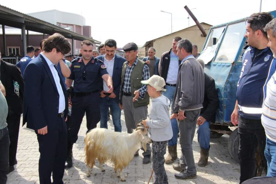 Kaymakam Düzgünden kurban pazarına ziyaret 