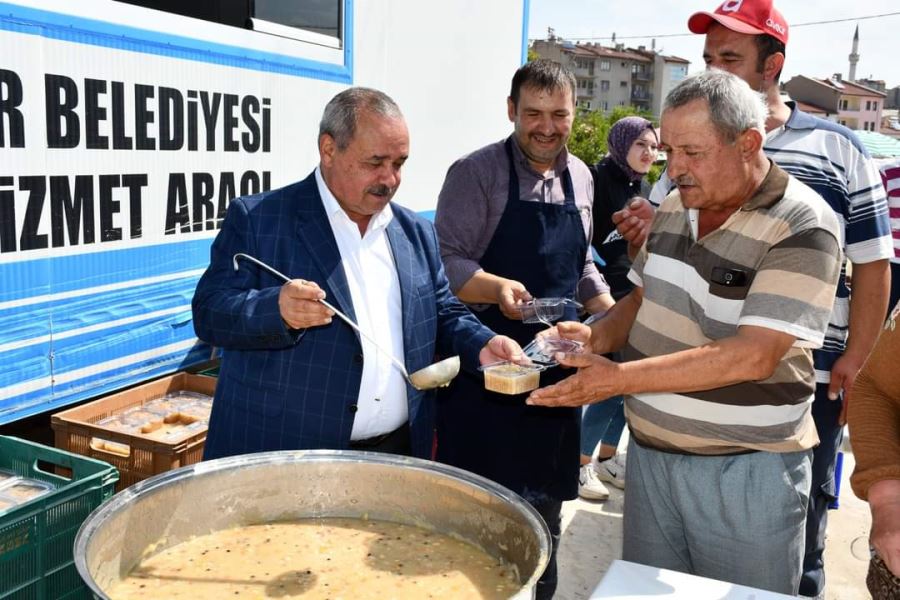 Başkan Şahin, Vatandaşlara Aşure Dağıttı