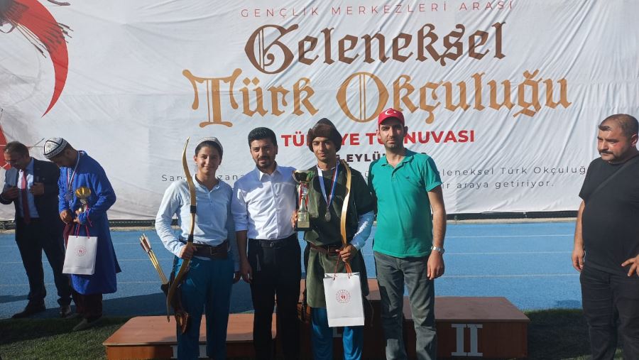 Gönüllü gençlik lideri okçulukta birinci oldu