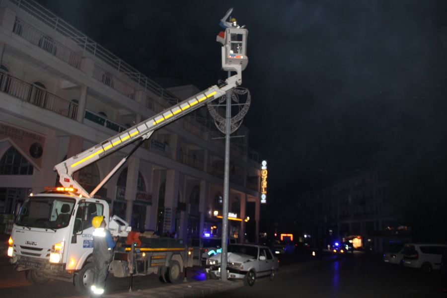 ORTA REFÜJE ÇIKIP AYDINLATMA DİREĞİNE ÇARPAN ARACIN SÜRÜCÜSÜ YARALANDI