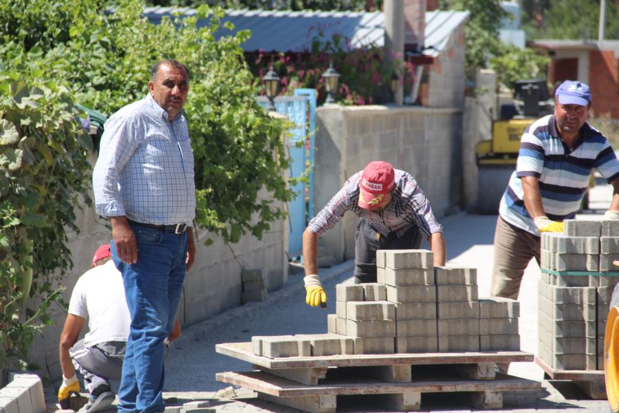 Şuhut Zafer Mahallesinde Parke Taşı Yenileme Çalışmaları Devam Ediyor