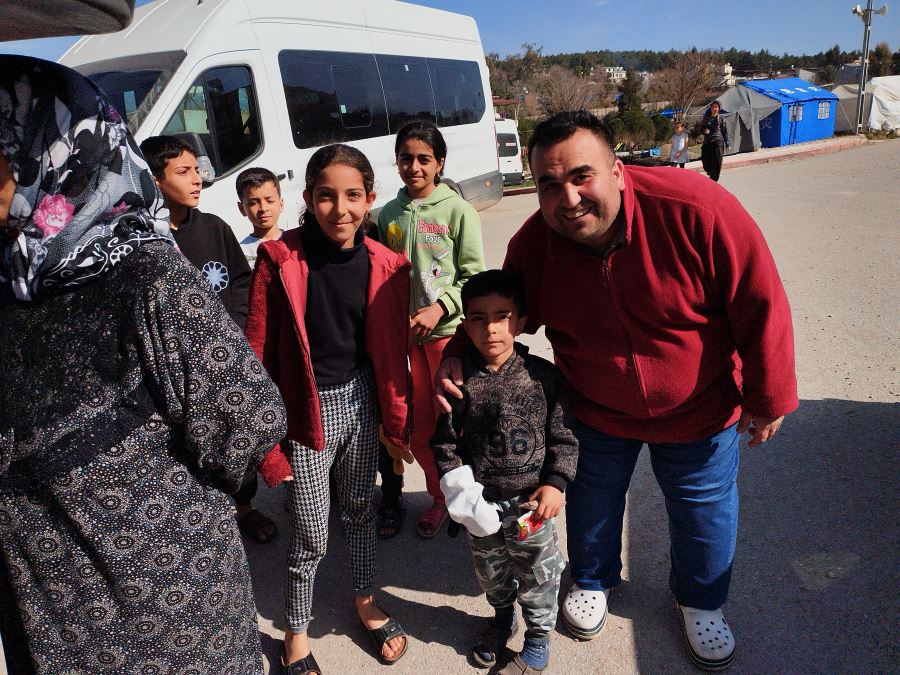 Şuhut Postası Hatay Kırıkhanda Çocukları Sevindirdi 