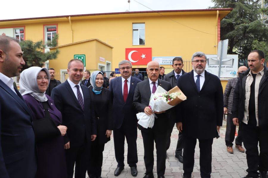 BAKAN KİRİŞÇİ AK PARTİ İL BAŞKANLIĞINI ZİYARET ETTİ