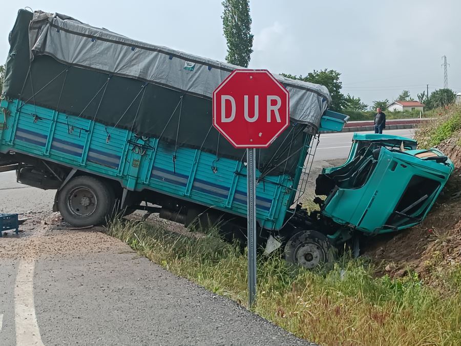 Kamyonet direksiyon hakimiyetini kaybetti duvara vurarak durabildi: 2 yaralı