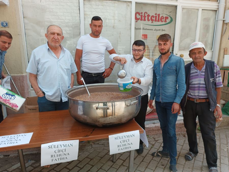 Çiftçilerden Merhum Süleyman Çiftçi Ruhuna Aşure İkramı