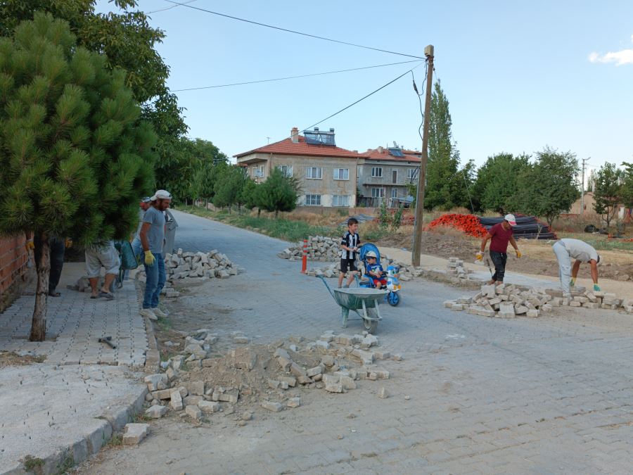 Şuhut Belediyesi Parka Taşı ve Kaldırım Yenileme Çalışmalarına Devam Ediyor