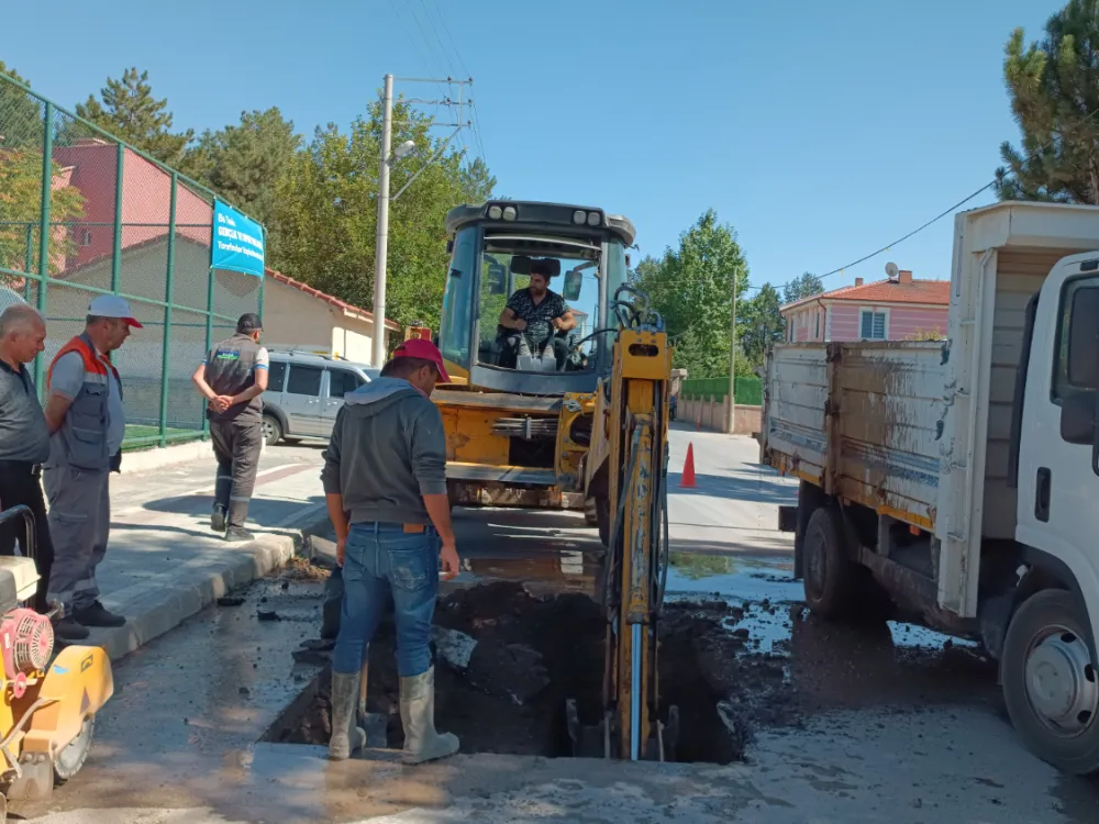 Şuhut Belediyesi Su Arıza Ekiplerinden Patlak Çalışması