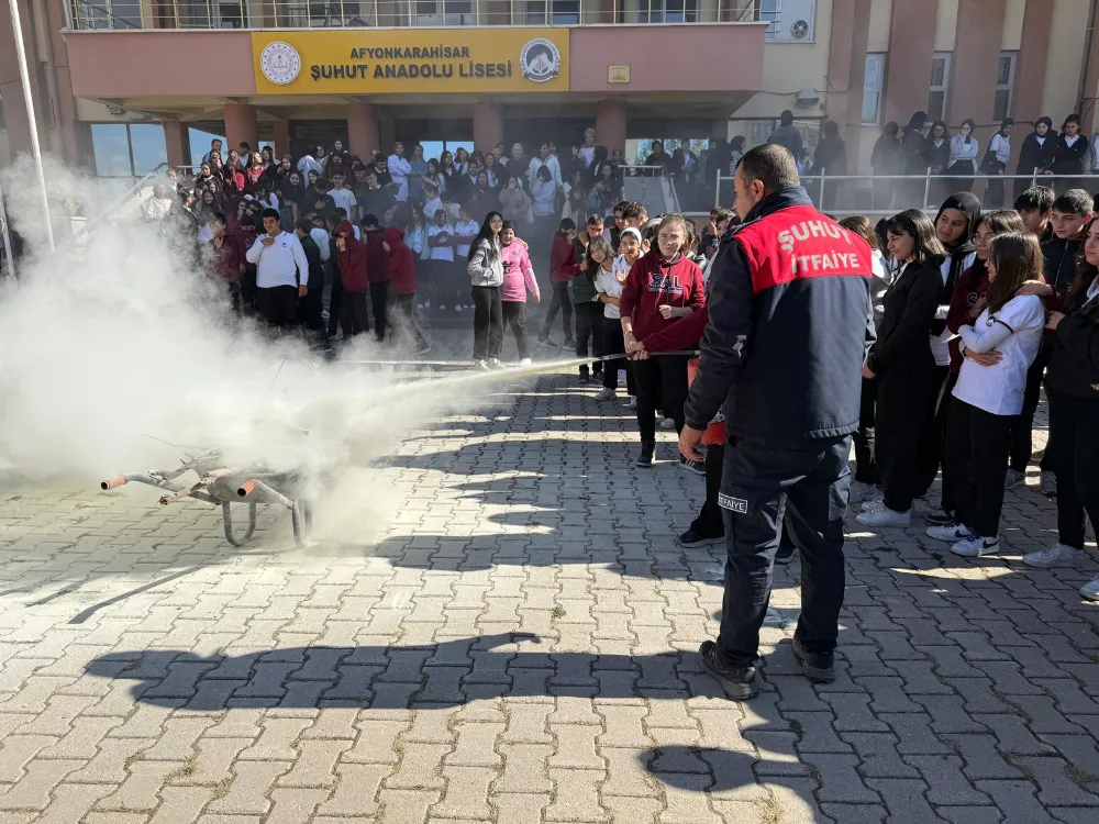 ŞUHUT BELEDİYESİ İTFAİYESİNDEN ÖĞRENCİLERE ANLAMLI TATBİKAT