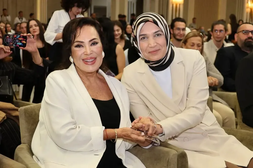 Vali Yiğitbaşı, Türkan Şoray’a “Onur Ödülü” Takdim Etti