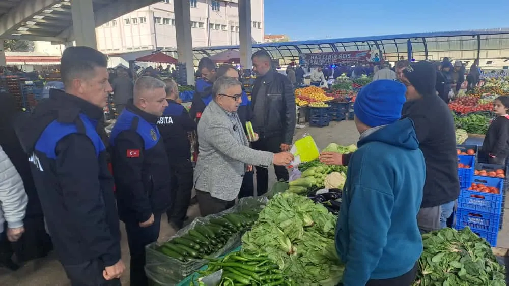 BAŞKAN ÖZAŞKIN PAZARCI ESNAFINA FİYAT ETİKETLERİ DAĞITTI