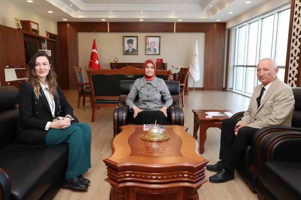 Vali Yiğitbaşı’na Anlamlı Ziyaret: Öğretmen-Yazar Kübra Akbulut Kavas’tan Kitap Takdimi