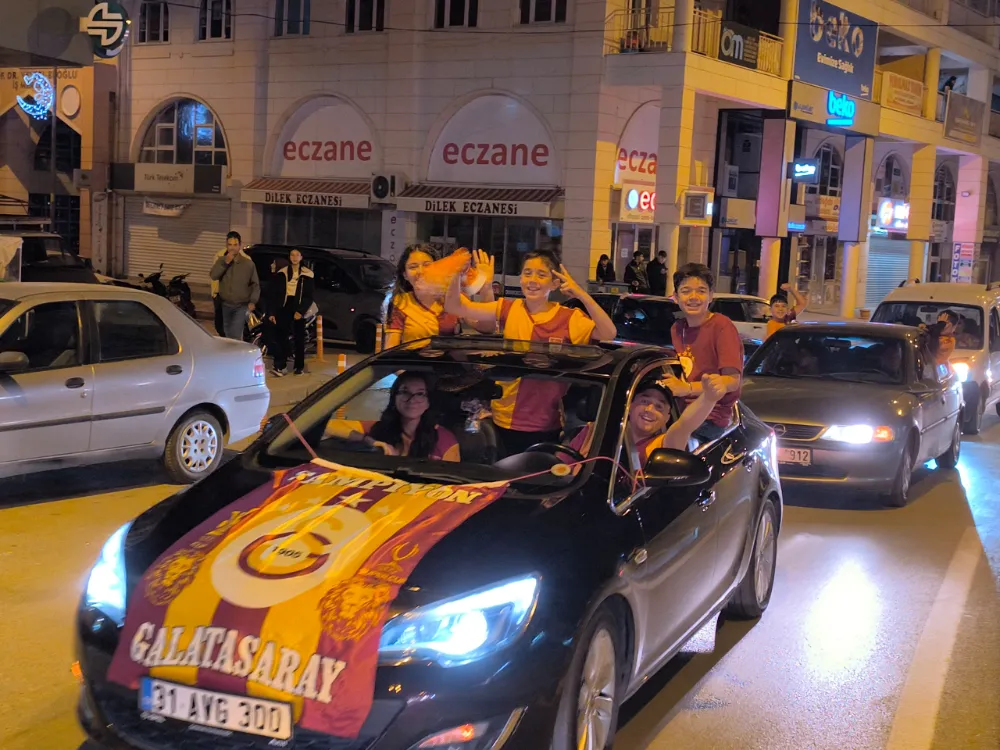Şuhutlular Galatasarayın Şampiyonluğunu Doyasıya Kutladı