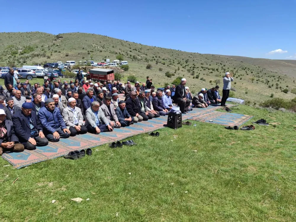 Çakırözü Köyünde Yağmur Duası: Köy Sakinleri Ellerini Semaya Açtı 