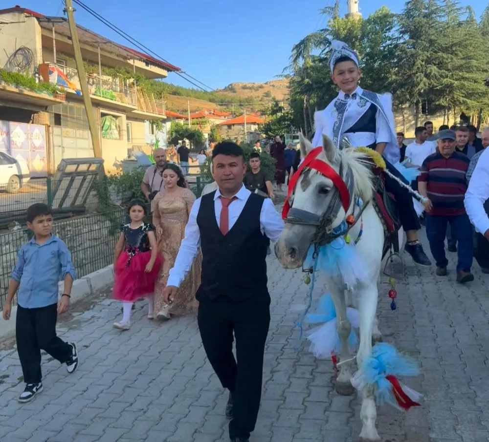 Şuhut Bademli Köyünde Unutulmayan Geleneklerle Sünnet Düğünü