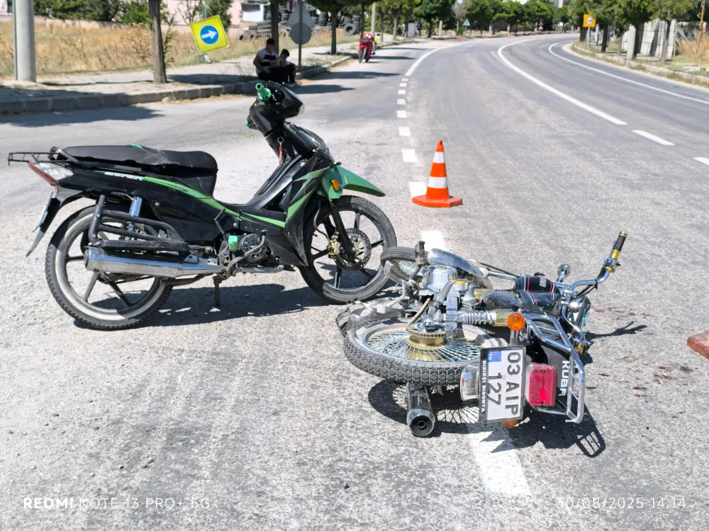 Şuhutta 2 Motosiklet Çarpıştı: 2 Yaralı 