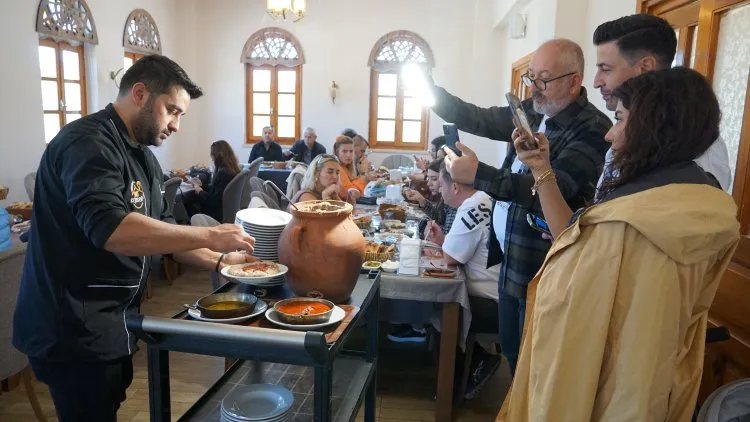 Sosyal Medya Fenomenleri Şuhut’ta: Keşkek ve Tarihi Miras Milyonlara Ulaştı